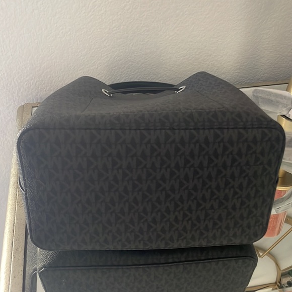 Michael Kors Large Bucket Messenger - Picture 5 of 10